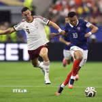 Pha tranh chấp quyết liệt giữa tiền vệ Fabian Ruiz của Tây Ban Nha và tiền đạo Kylian Mbappe của Pháp. (Ảnh: THX/TTXVN phát)