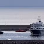 Tàu du lịch MV Hondius tại cảng Granadilla ở Tenerife, Tây Ban Nha, ngày 10/5/2026. (Ảnh: THX/TTXVN)