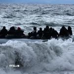 Người di cư trên trên thuyền ở ngoài khơi đảo Lesbos, Hy Lạp. (Nguồn: THX/TTXVN)