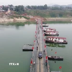 Câu phao qua sông Lô được vận hành lại từ 15 giờ ngày 24/2/2026 để phục vị nhân dân đi lại. (Ảnh: Nguyễn Thảo/TTXVN)
