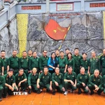 Hội Cựu chiến binh TTXVN chụp ảnh lưu niệm tại Đài tưởng niệm các Anh hùng Liệt sỹ điểm cao 468 (thôn Nặm Ngặt, xã Thanh Thủy, tỉnh Tuyên Quang). (Ảnh: Minh Tâm/TTXVN)