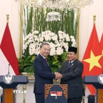 Tổng Bí thư Tô Lâm và Tổng thống Cộng hòa Indonesia, Chủ tịch Đảng Phong trào Indonesia vĩ đại (Gerindra) Prabowo Subianto tuyên bố nâng cấp quan hệ Việt Nam-Indonesia lên Đối tác Chiến lược Toàn diện (Jakarta,10/3/2025). (Ảnh: Thống Nhất/TTXVN)