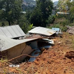 Căn nhà của một hộ dân tại thôn Quảng Hiệp (xã Hiệp Thạnh, tỉnh Lâm Đồng), khu vực phía sau nhà máy thủy điện Quảng Hiệp bị đất đá sạt lở làm sập một phần. (Ảnh: Nguyễn Dũng/TTXVN)