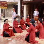 Nghệ nhân phường Xoan Hùng Lô thực hiện hát cửa đình theo lề lối cổ truyền, tái hiện không gian diễn xướng gắn với tín ngưỡng thờ cúng Hùng Vương và đời sống cộng đồng. (Ảnh: Phương Thảo/TTXVN phát)