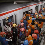 Lực lượng cứu hộ làm nhiệm vụ tại hiện trường vụ tại nạn đường sắt ở Bekasi, Indonesia đêm 27/4/2026. (Ảnh: THX/TTXVN)