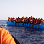 Người di cư chờ được cứu tại khu vực ngoài khơi bờ biển Libya ngày 5/7/2019. (Ảnh: AFP/ TTXVN)