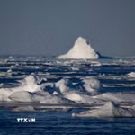 Băng tan do nhiệt độ ấm lên tại đảo Greenland thuộc Bắc Cực. (Nguồn: AFP/TTXVN)