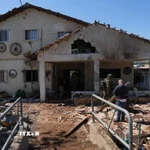 Cảnh đổ nát sau cuộc tấn công tại Moshav Kfar Yuval ở miền Bắc Israel, gần biên giới với Liban, ngày 3/3/2026. (Nguồn: THX/TTXVN)