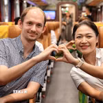 Sáng 26/6/2026, đoàn tàu chuyên dụng Hà Nội – Phủ Lý đưa đón cán bộ, nhân viên y tế Bệnh viện Bạch Mai chính thức lăn bánh, mở ra phương án đi lại riêng cho đội ngũ cán bộ, nhân viên y tế Bệnh viện Bạch Mai tới cơ sở 2 ở Ninh Bình. Đoàn tàu gồm 9 toa, không bán vé lẻ, ngày đầu đã có khoảng 500 người đăng ký; từ ga Phủ Lý, các y, bác sĩ tiếp tục được xe trung chuyển đưa tới bệnh viện 325 giường vừa đi vào hoạt động. (Ảnh: Phạm Tuấn Anh/TTXVN)