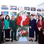 Ban Giám đốc TTXVN chúc mừng Chỉ huy Sư đoàn Bộ binh 304. (Ảnh: Tuấn Anh/TTXVN)