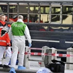 Lực lượng an ninh triển khai cuộc truy tìm quy mô lớn với sự tham gia của nhiều sỹ quan cảnh sát, đồng thời phong tỏa nghiêm ngặt khu vực xung quanh để phục vụ công tác điều tra. (Nguồn: EPA)