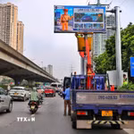 Lực lượng chức năng và đơn vị thi công kiểm tra, hoàn thiện hệ thống bảng thông tin giao thông điện tử trước khi đưa vào vận hành. (Ảnh: Trung Nguyên/TTXVN)