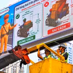 Đơn vị thi công hoàn thiện những hạng mục cuối cùng của hệ thống bảng thông tin giao thông điện tử trên địa bàn Hà Nội. (Ảnh: Trung Nguyên/TTXVN)
