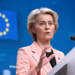 Chủ tịch EC Ursula von der Leyen phát biểu trong một cuộc họp báo ở Brussels, Bỉ. (Ảnh: THX/TTXVN)