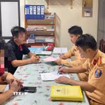 Hai tài xế xe khách làm việc với cảnh sát giao thông (Công an tỉnh Tuyên Quang). (Ảnh: TTXVN phát)