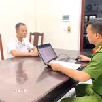 Cơ quan chức năng lấy lời khai 1 trong 6 đối tượng bị bắt về hành vi "Mua bán người” và “Mua bán trẻ em." (Ảnh: TTXVN phát)