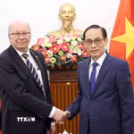 Bộ trưởng Bộ Ngoại giao Lê Hoài Trung tiếp Quốc vụ khanh Bộ Ngoại giao Thụy Điển Dag Hartelius. (Ảnh: An Đăng/TTXVN)