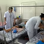 Trước khi ra viện, các bệnh nhân đều được kiểm tra sức khỏe tổng quát, siêu âm, xét nghiệm máu. (Ảnh: TTXVN phát)