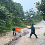 Chính quyền xã Lao Bảo (Quảng Trị) cắt cử lực lượng ứng trực, cắm biển cảnh bảo tại khu vực ngập sâu. (Ảnh: TTXVN phát)