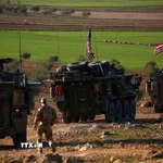 Xe quân sự của lực lượng Mỹ di chuyển gần làng Yalanli, ngoại ô thành phố Manbij, Syria. (Nguồn: Getty Images/TTXVN)