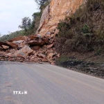 Khối lượng đất đá rất lớn vùi lấp, gây ách tắc tuyến đường tại Km124+300, đèo Thung Khe (Quốc lộ 6). (Nguồn: TTXVN phát)