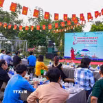 Du khách đến từ Thành phố Hồ Chí Minh và các tỉnh miền Tây tham gia trải nghiệm, thưởng thức nghệ thuật Đờn ca tài tử tại phường Bình Minh Tây Ninh. (Ảnh: Minh Phú/TTXVN)