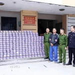 Đối tượng Trần Văn Trí và số tang vật bị cơ quan Công an thu giữ. (Ảnh: TTXVN phát)