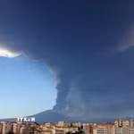 Tro bụi phun lên từ núi lửa Etna ở Sicily, Italy. (Ảnh: THX/TTXVN phát)