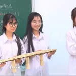 Một tiết học Toán bằng ngoại ngữ và mô hình tại Trường Trung học phổ thông Hồng Quang, phường Lê Thanh Nghị. (Ảnh: Minh Thu/TTXVN)