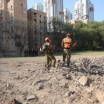 Hiện trường trúng tên lửa Iran tại Be'er Sheva, Israel ngày 2/3/2026. (Nguồn: THX/TTXVN)