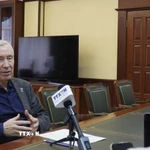 Ủy viên Đoàn Chủ tịch Hội đồng tối cao của Đảng “Nước Nga Thống nhất” (ER) Andrey Klimov trò chuyện, trao đổi với phóng viên TTXVN tại Nga. (Ảnh: Trần Hải/TTXVN)