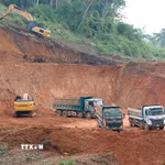 Phương tiện, máy móc triển khai thi công đập dâng chứa nước của dự án hồ Ka Pét. (Ảnh: Nguyễn Thanh/TTXVN)