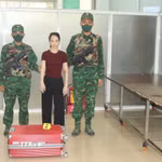 Đối tượng Nguyễn Thị Phương bị bắt giữ tại máy soi chiếu hành lý trong vali có 1 khẩu súng ngắn dạng ổ xoay, bên trong ổ đạn có 6 viên đạn đầu kim loại. (Ảnh: TTXVN phát)