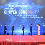 Các đại biểu thực hiện Nghi thức khai trương chuyên trang thông tin "Chuyển động số" của TTXVN. (Ảnh: Minh Quyết/TTXVN)