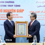 Đại sứ Đặc mệnh toàn quyền Nhà nước Palestine tại Việt Nam Saadi Salama trao tặng Huân chương Đại Huân đai, phần thưởng cao quý của Nhà nước Palestine cho đại diện gia đình cố Đại tướng Võ Nguyên Giáp. (Ảnh: An Đăng/TTXVN)