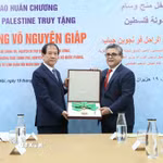 Đại sứ Đặc mệnh toàn quyền Nhà nước Palestine tại Việt Nam Saadi Salama trao tặng Huân chương Đại Huân đai, phần thưởng cao quý của Nhà nước Palestine cho đại diện gia đình cố Đại tướng Võ Nguyên Giáp. (Ảnh: An Đăng/TTXVN)