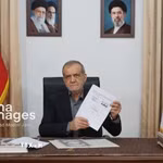 Tổng thống Iran Masoud Pezeshkian công bố Bản ghi nhớ được ông và Tổng thống Mỹ Donald Trump ký kết. (Ảnh: IRNA/TTXVN)