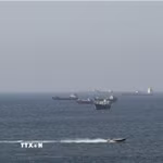 Tàu thuyền di chuyển trên eo biển Hormuz, ngoài khơi tỉnh Musandam, Oman, ngày 18/4/2026. (Ảnh: REUTERS/TTXVN)