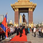 Đồng chí Trần Cẩm Tú, Ủy viên Bộ Chính trị, Thường trực Ban Bí thư cùng Đoàn đại biểu cấp cao Việt Nam tới đặt hoa tại Đài tưởng niệm cố Quốc vương Sihanouk. (Ảnh: Phương Hoa/TTXVN)