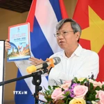 Đại sứ Việt Nam tại Cuba Lê Quang Long giới thiệu với bạn bè Cuba ấn phẩm đặc biệt “Việt Nam-Cuba: 65 năm tình anh em.” (Ảnh: Việt Hùng/TTXVN)