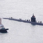 Tàu ngầm hạt nhân Greeneville (phải) của Mỹ neo tại căn cứ hải quân cảng Busan, Hàn Quốc ngày 23/12/2025. (Nguồn: YONHAP/TTXVN)