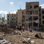 Tòa nhà bị hư hại do trúng tên lửa tại Arad, Israel ngày 22/3/2026. (Nguồn: THX/TTXVN)