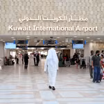 Hành khách làm thủ tục tại nhà ga số 1 sân bay quốc tế Kuwait ở tỉnh Farwaniya, ngày 1/6/2026. (Ảnh: THX/TTXVN)
