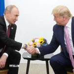 Tổng thống Nga Vladimir Putin (trái) và Tổng thống Mỹ Donald Trump tại cuộc gặp ở Osaka, Nhật Bản ngày 28/6/2019. (Ảnh: Getty Images/TTXVN)