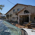 Ngôi nhà bị hư hại sau vụ tấn công tên lửa tại Moshav Kfar Yuval, miền Bắc Israel. (Nguồn: THX/TTXVN)
