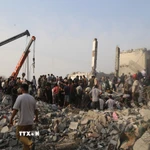 Lực lượng cứu hộ tìm kiếm các nạn nhân tại hiện trường đổ nát của trường tiểu học nữ sinh Shajareh Tayyiba ở thành phố Minab, miền Nam Iran, sau khi trúng không kích ngày 28/2/2026. (Nguồn: THX/TTXVN)