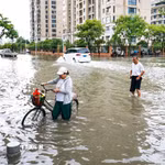 Một tuyến đường bị ngập lụt sau khi bão Bavi đổ bộ vào tỉnh Chiết Giang, Trung Quốc. (Ảnh: THX/TTXVN phát)