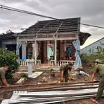 Các lực lượng hỗ trợ người dân khắc phục hậu quả lốc xoáy. (Ảnh: TTXVN phát)