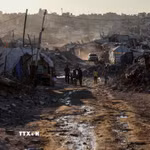 Người dân tại trại tị nạn ở Dải Gaza. (Ảnh: THX/TTXVN phát)