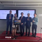 Chủ tịch tỉnh Quảng Ngãi Nguyễn Hoàng Giang tặng quà lưu niệm lãnh đạo Cơ quan Phát triển Pháp (AFD) (Ảnh: Đào Dũng/TTXVN)